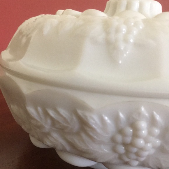 Vintage Westmoreland Grape Milk Large Glass Candy Dish With Lid Signed - Picture 6 of 16